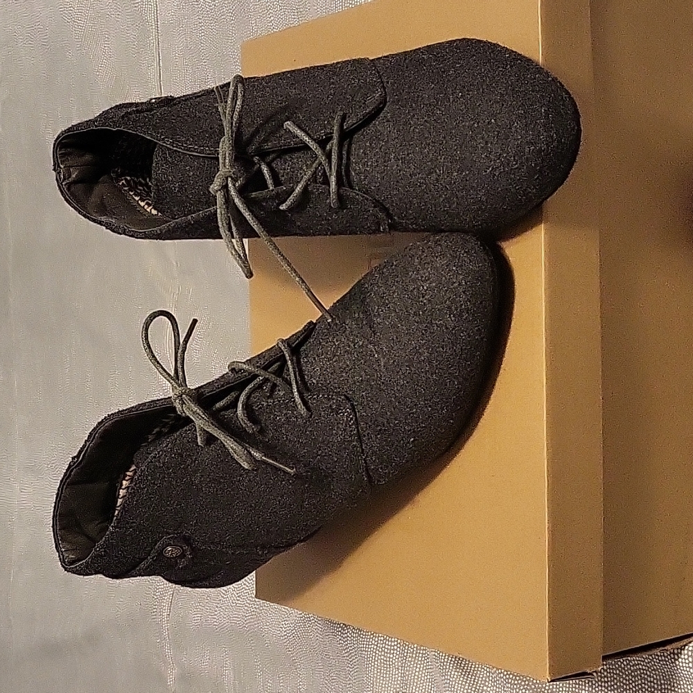 Shoe's - Picture 2 of 4